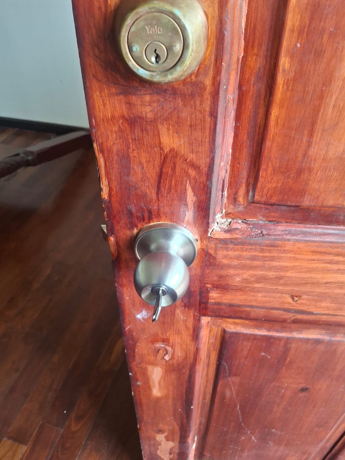 Cambio de cerradura Yale de seguridad y pomo en puerta de madera realizado por cerrajero profesional en Costa Rica
