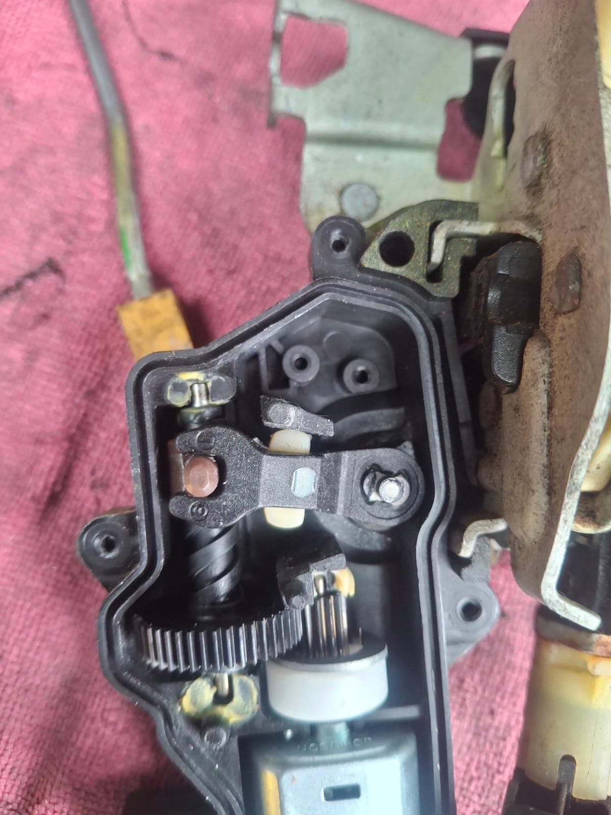 Mecanismo interno de cerradura de vehículo en proceso de reparación por cerrajero automotriz en Costa Rica